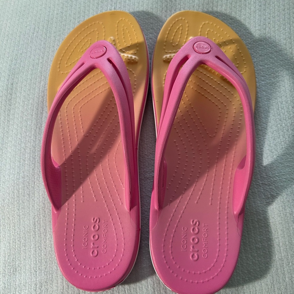 Crocs Crocband Ombré Flips in Pink Lemonade, Size 10, Relaxed Fit, NWT.